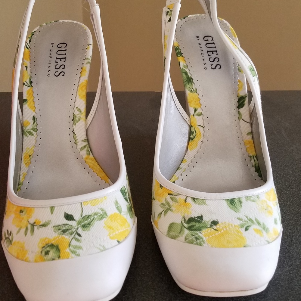 Guess Gwodoranna Size 8M Yellow Floral Wedges